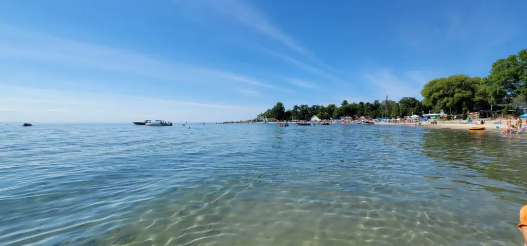 Tranquil clear beach water and horizon, perfect setting for a CARI retreat or wedding.